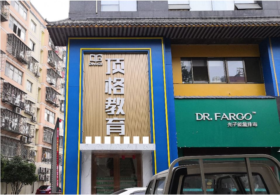 天柱门头设计要符合门店特色。